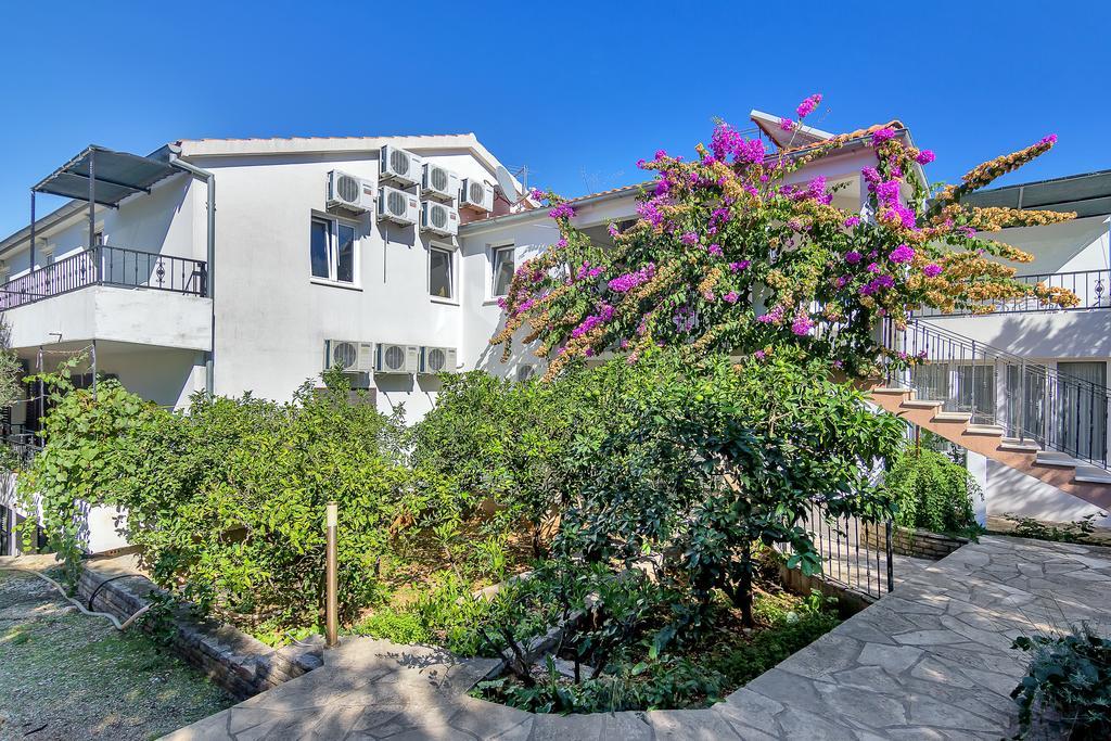 Apartments Rubin Zastražišće Exterior foto